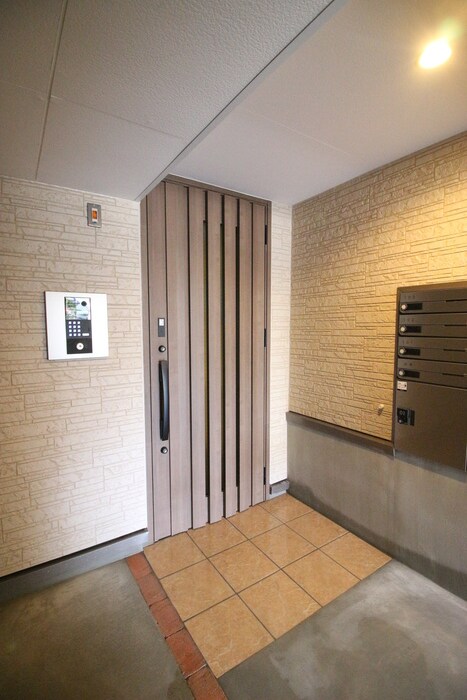 物件外観写真4　(エントランス部分)
