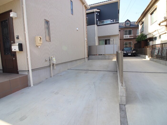 物件外観写真5　(駐車場)