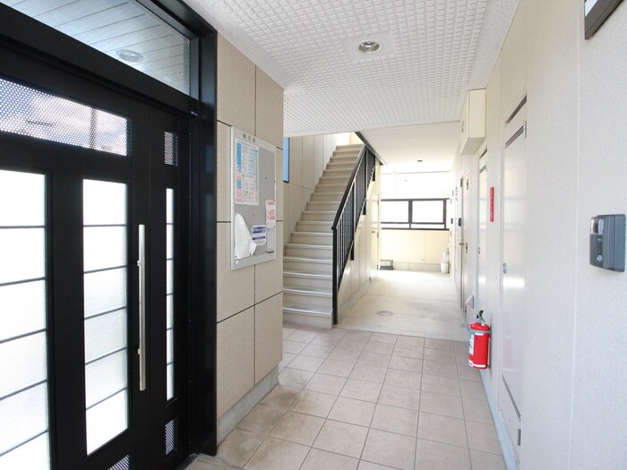 物件外観写真3　(エントランス部分)