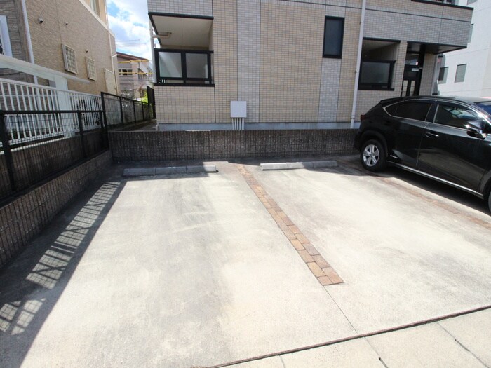 物件外観写真5　(駐車場)