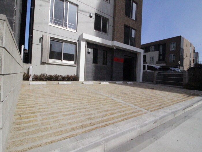 物件外観写真2　(駐車場)