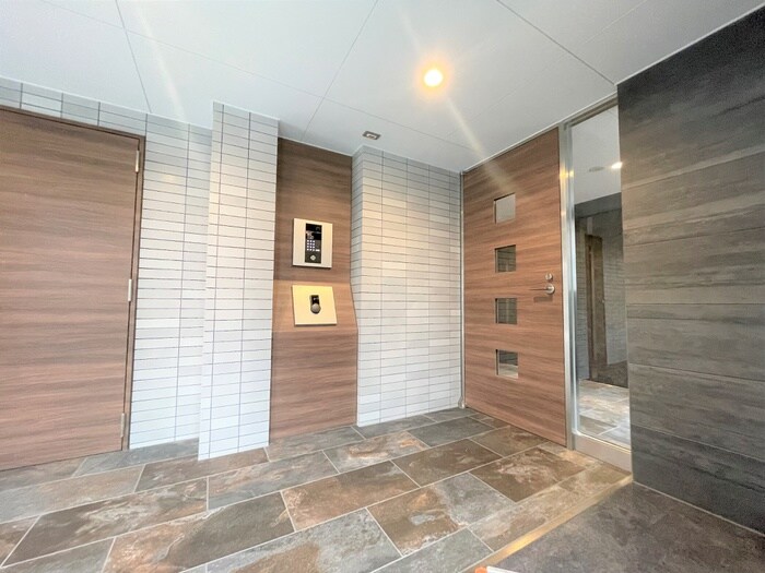 物件外観写真3　(エントランス部分)