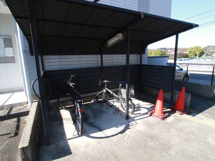 物件外観写真3　(駐輪場)