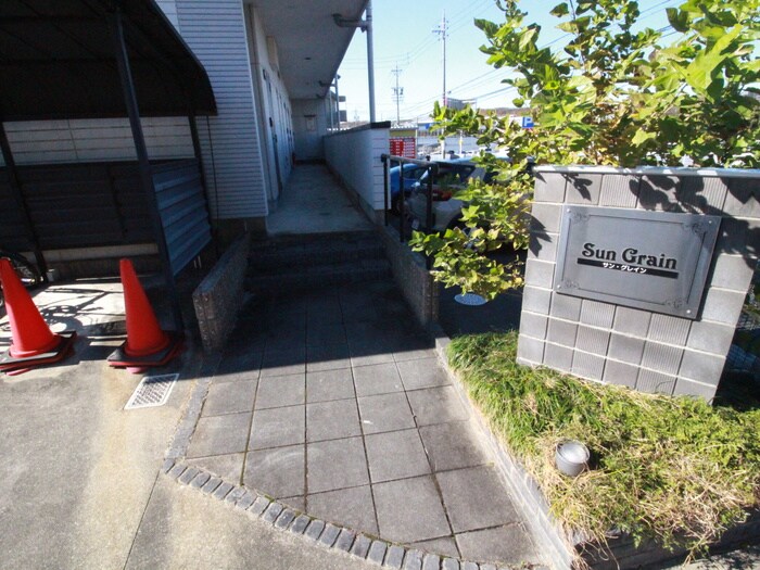 物件外観写真4　(エントランス部分)