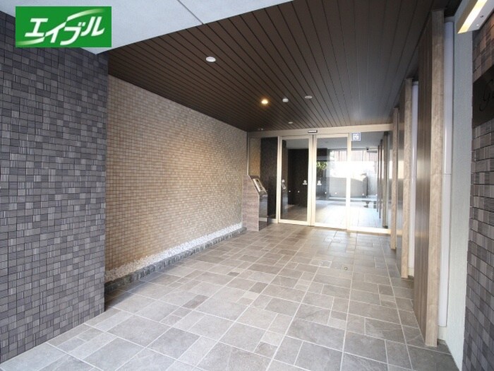 物件外観写真2　(エントランス部分)