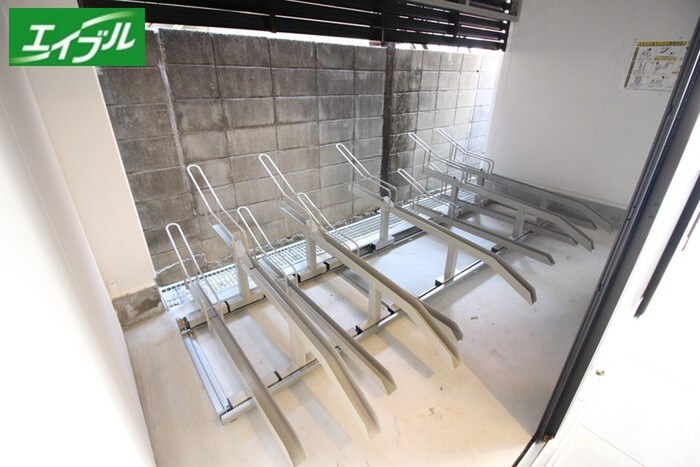 物件外観写真4　(駐輪場)