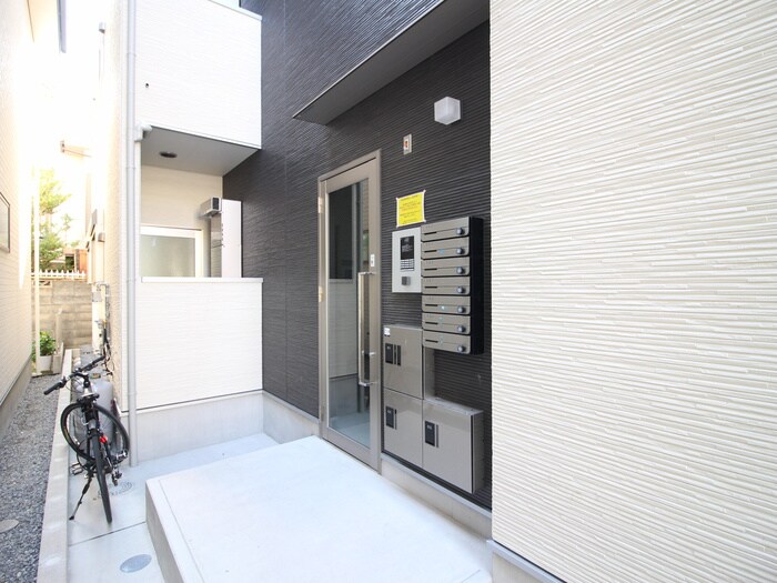 物件外観写真2　(エントランス部分)