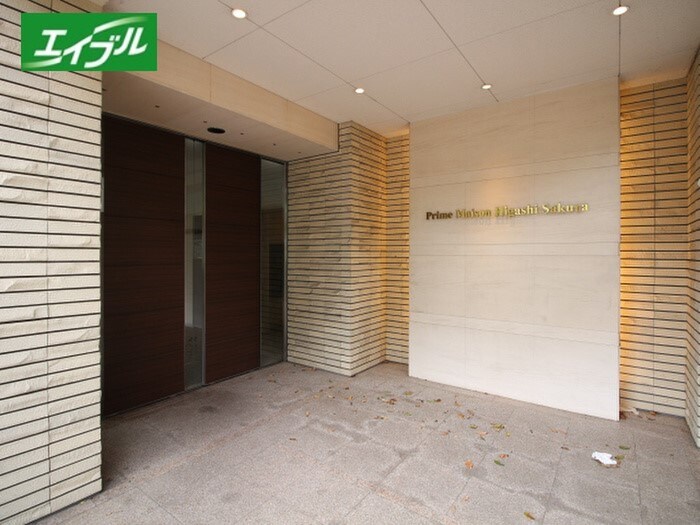 物件外観写真2　(エントランス部分)