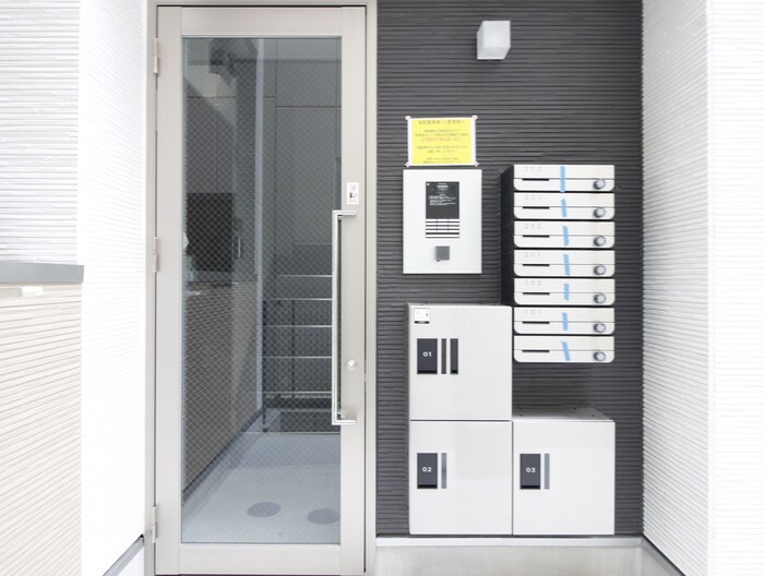 物件外観写真4　(エントランス部分)