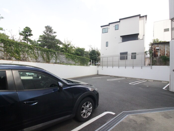 物件外観写真6　(駐車場)