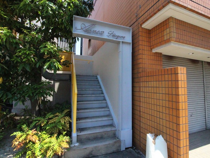 物件外観写真3　(エントランス部分)