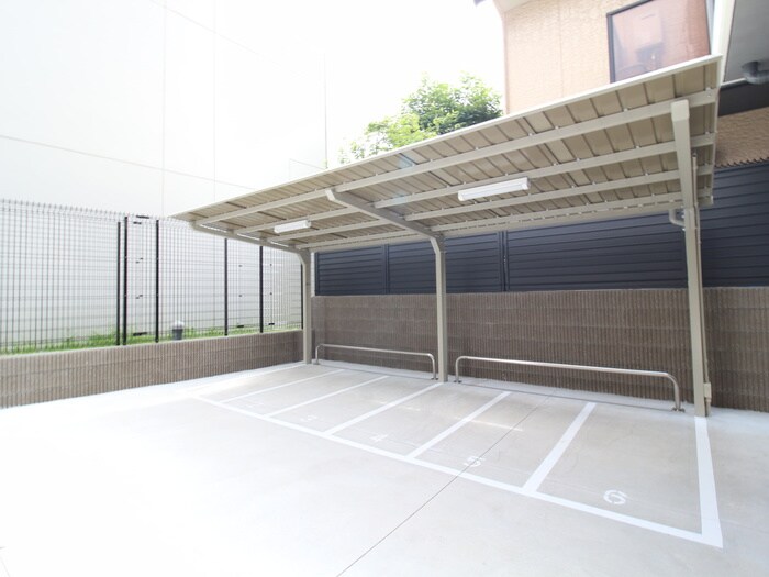 物件外観写真5　(バイク置き場)