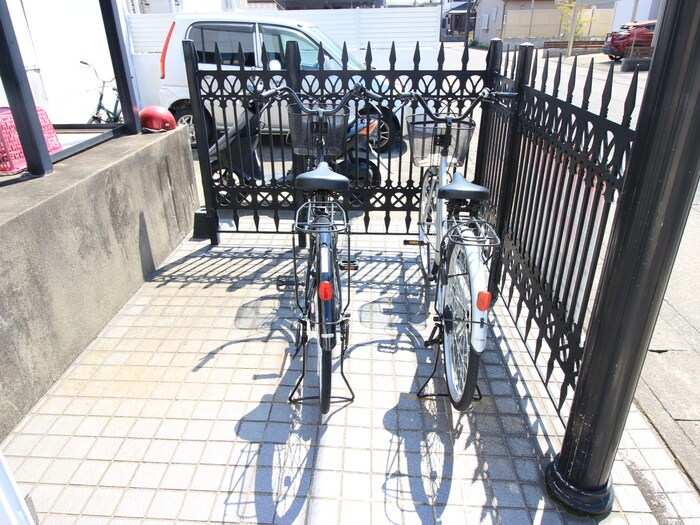 物件外観写真2　(駐輪場)