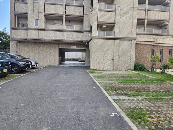 物件外観写真4　(駐車場)