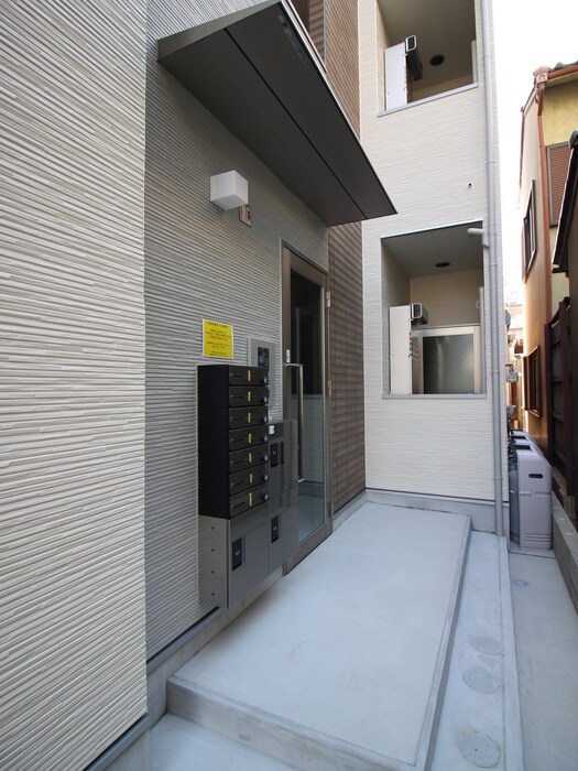 物件外観写真2　(エントランス部分)