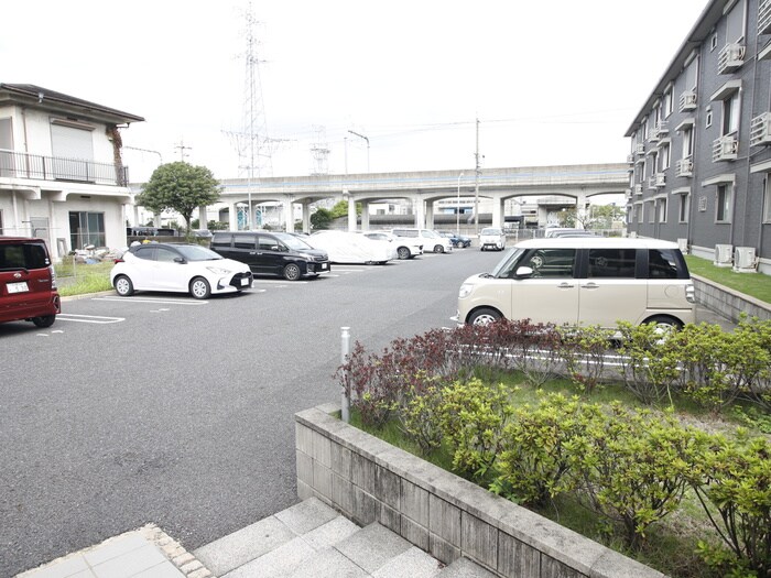 物件外観写真3　(駐車場)