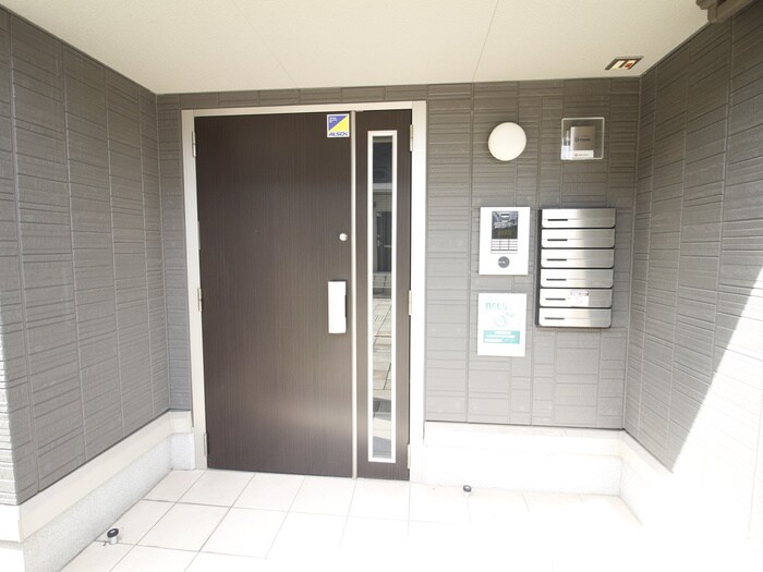 物件外観写真6　(エントランス部分)