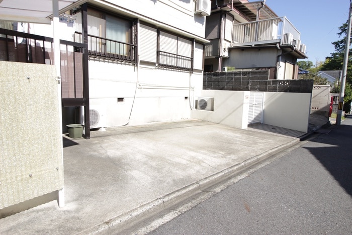 物件外観写真3　(駐車場)