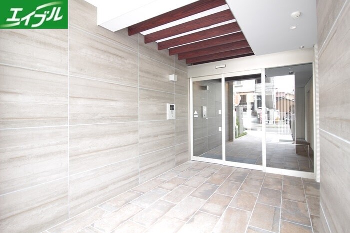 物件外観写真3　(エントランス部分)