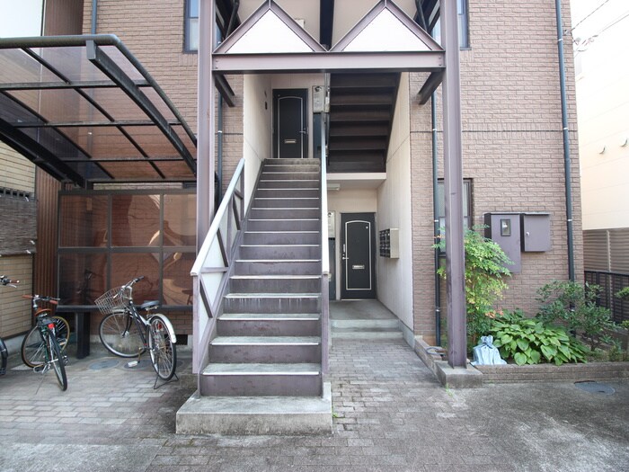 物件外観写真2　(エントランス部分)