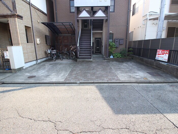 物件外観写真4　(駐車場)