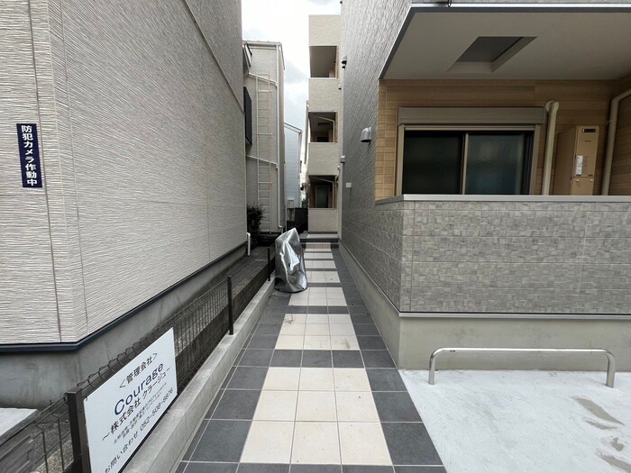 物件外観写真2　(エントランス部分)