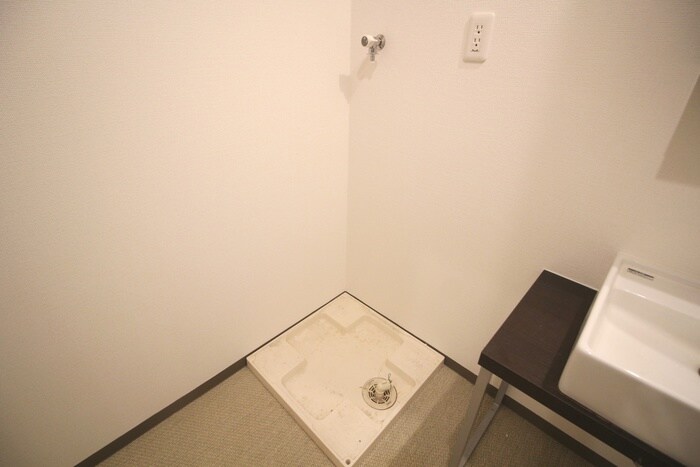 物件内観写真10　(洗濯機置場)