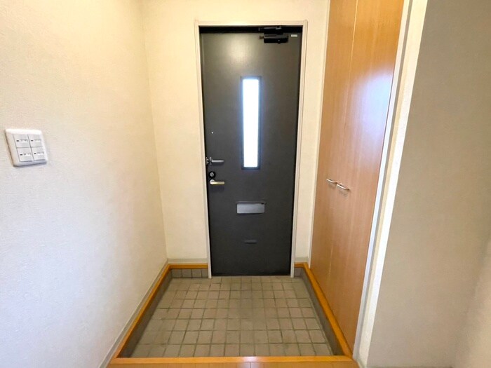 物件内観写真16　(玄関)