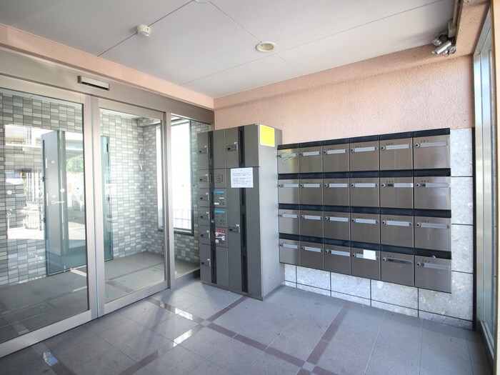 物件外観写真3　(エントランス部分)