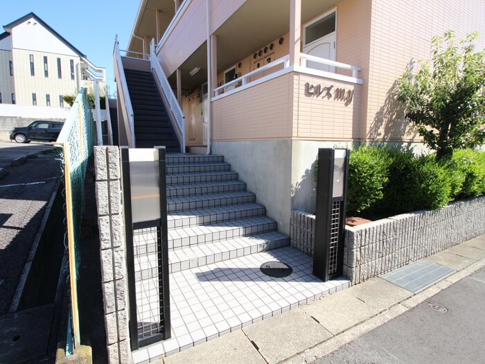 物件外観写真3　(エントランス部分)