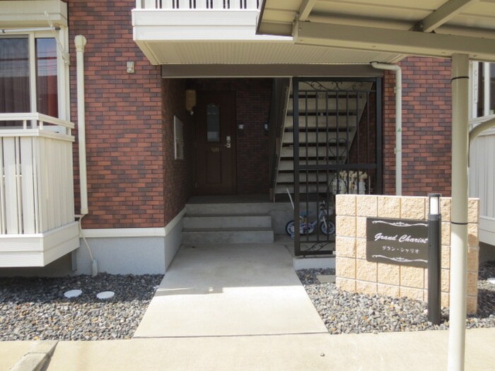 物件外観写真2　(エントランス部分)