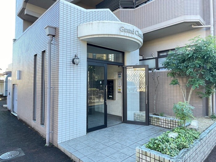 物件外観写真2　(エントランス部分)