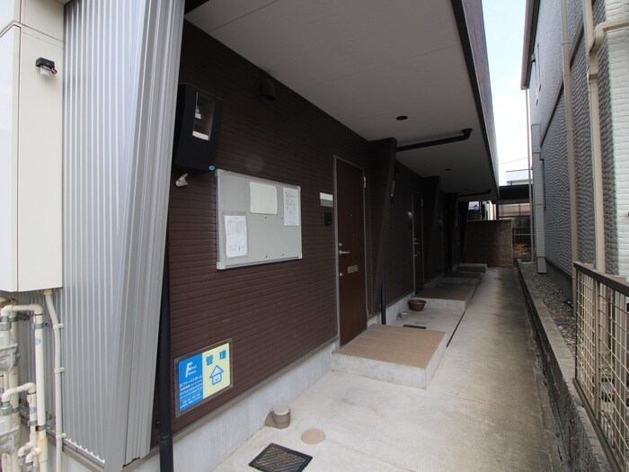 物件外観写真6　(エントランス部分)