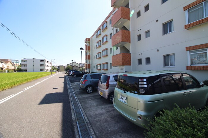 物件外観写真5　(駐車場)