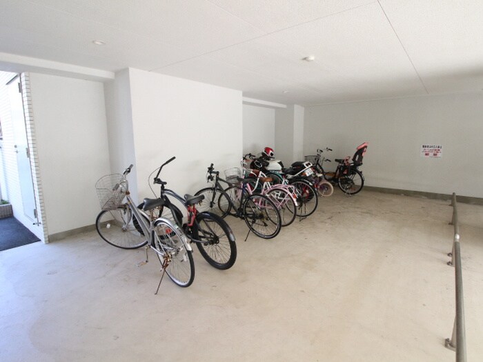物件外観写真5　(駐輪場)