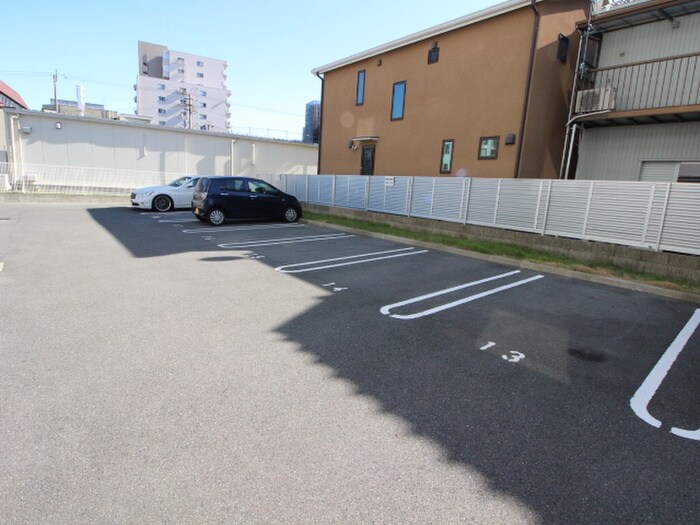 物件外観写真6　(駐車場)