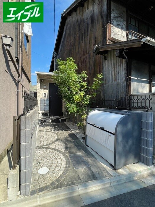 物件外観写真5　(エントランス部分)