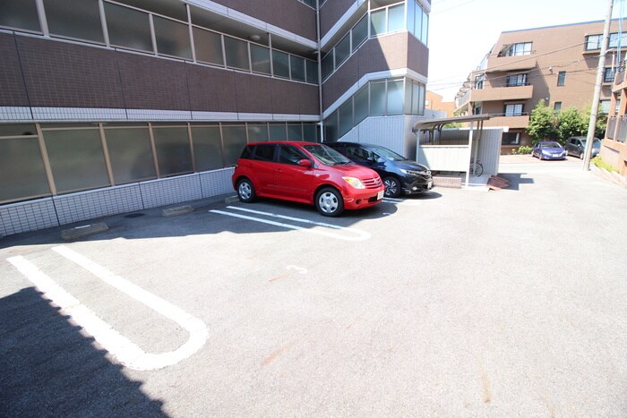 物件外観写真3　(駐車場)