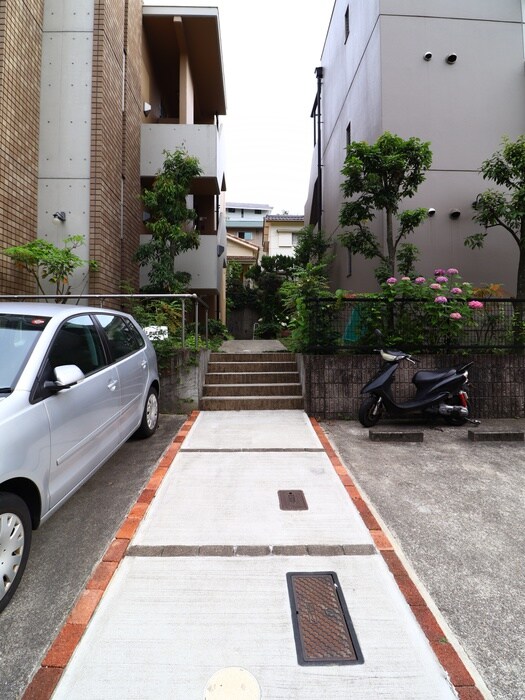 物件外観写真3　(エントランス部分)