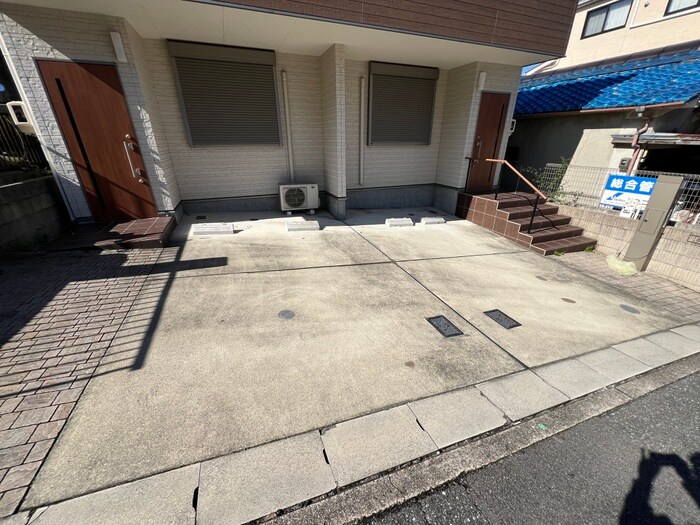 物件外観写真4　(駐車場)