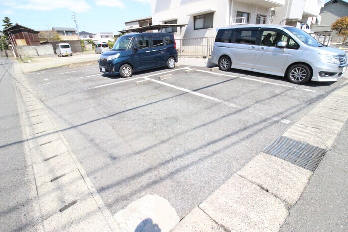 物件外観写真4　(駐車場)