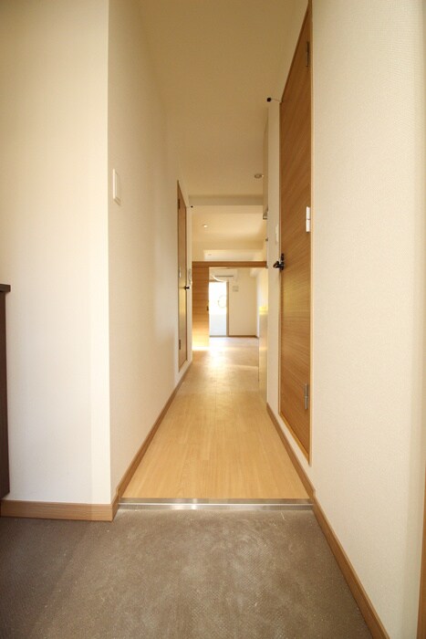 物件内観写真10　(玄関)