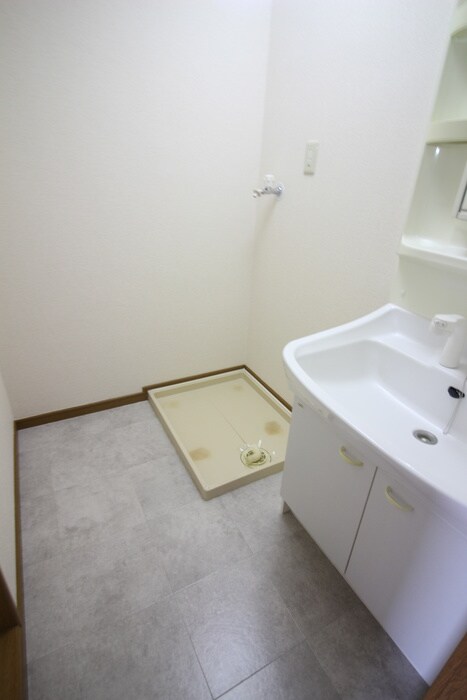 物件内観写真10　(洗濯機置場)