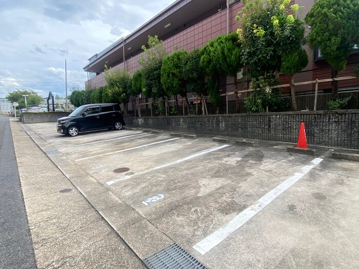 物件外観写真5　(駐車場)