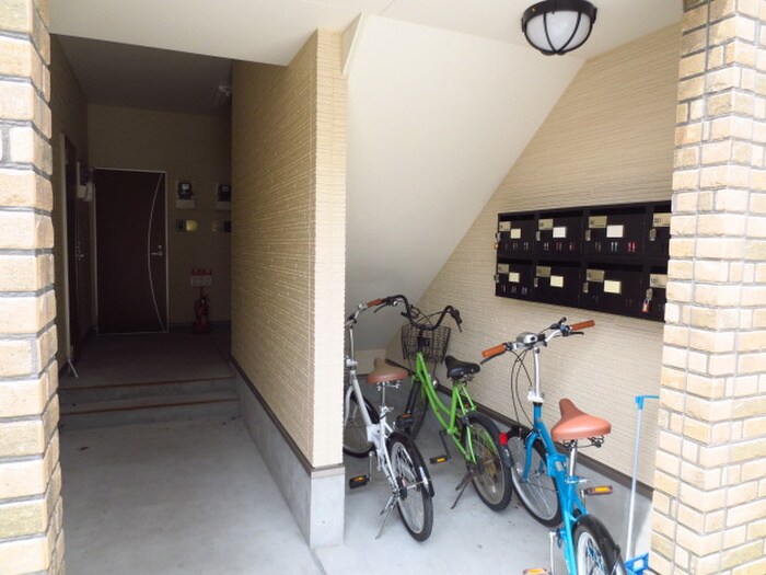 物件外観写真2　(エントランス部分)