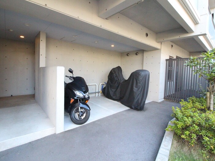 物件外観写真5　(バイク置き場)