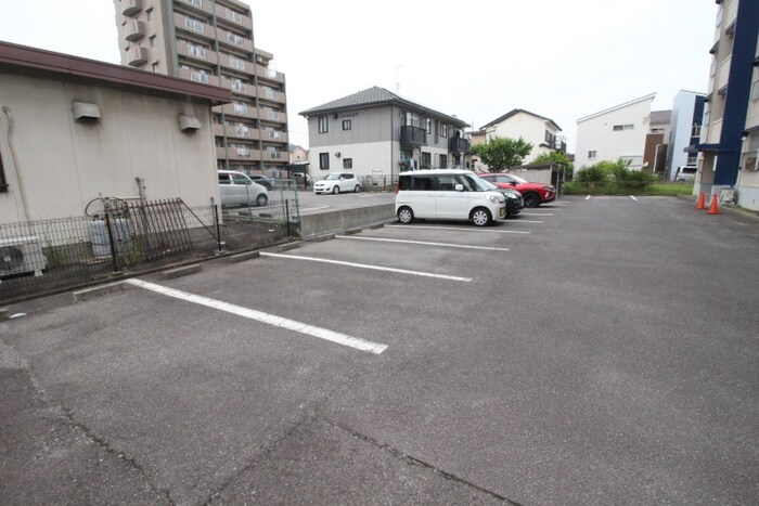 物件外観写真3　(駐車場)