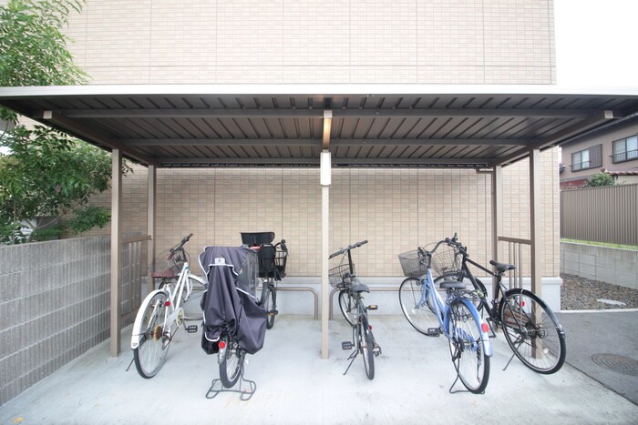 物件外観写真4　(駐輪場)