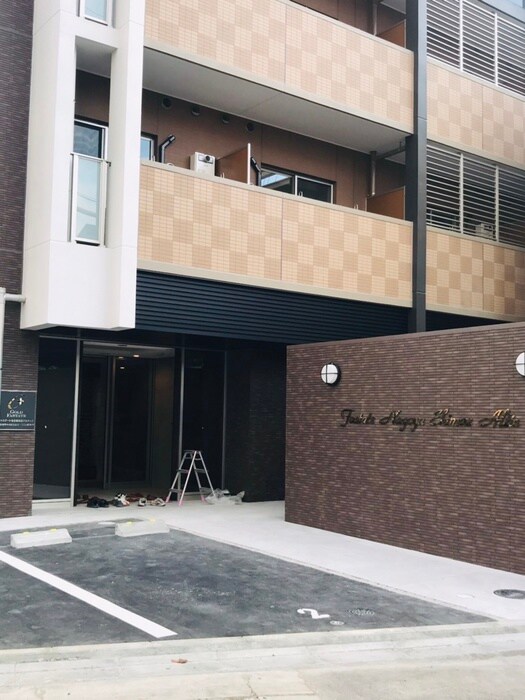 物件外観写真2　(エントランス部分)