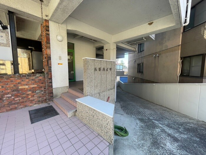 物件外観写真2　(エントランス部分)